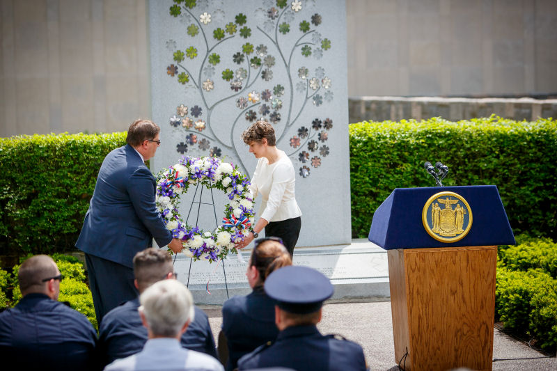Image of wreath laying ceremony